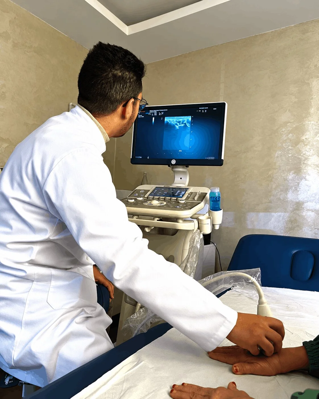Dr Mostapha Mahroug réalisant une échographie articulaire