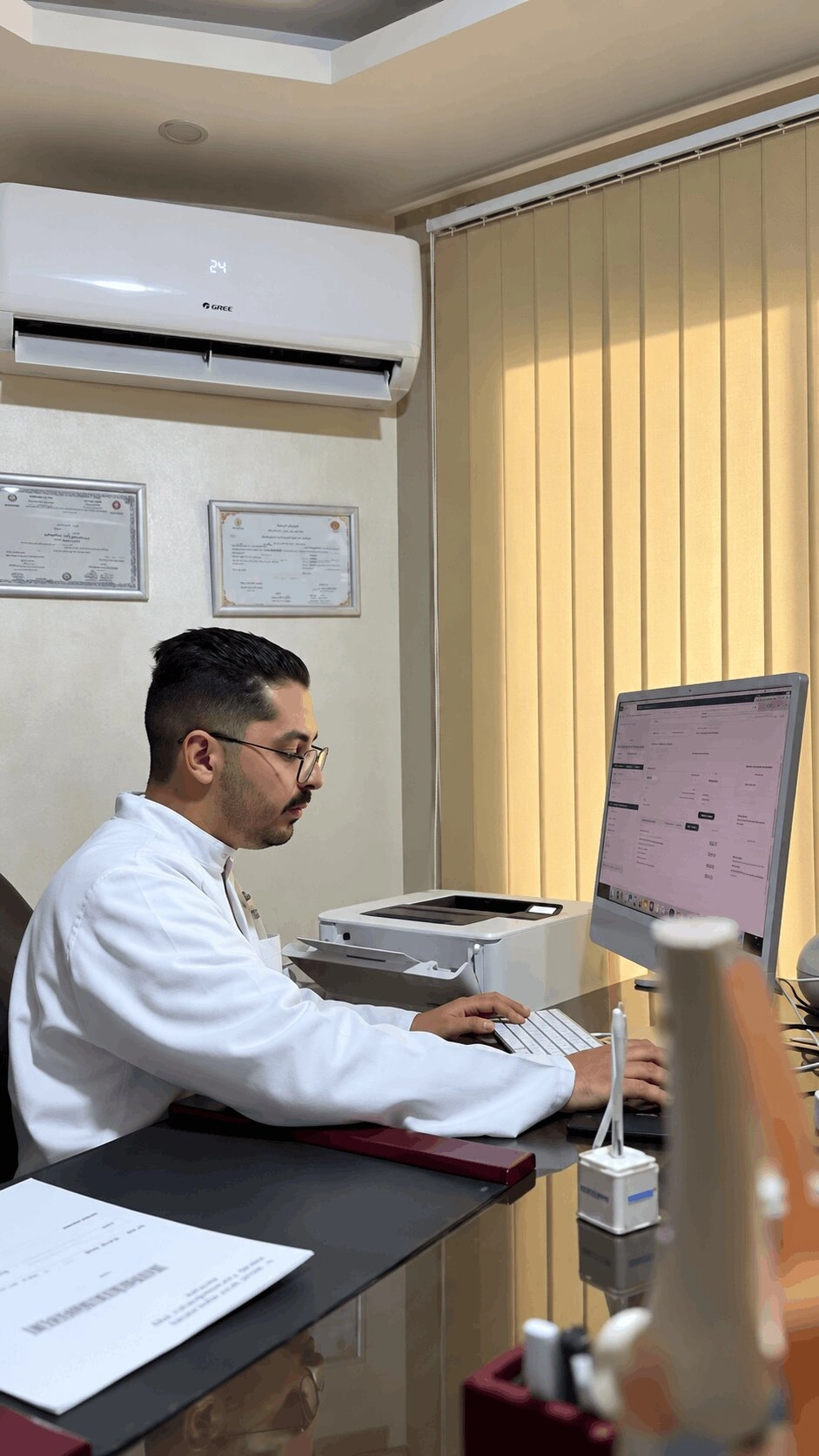 د. مصطفى محروق أثناء متابعة ملف طبي بعيادة الروماتيزم بالناظور